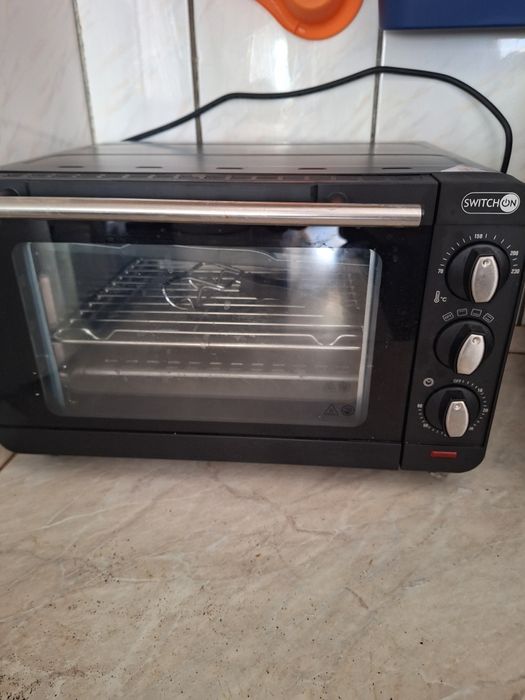 Vând mini cuptor Swichon 13 litri