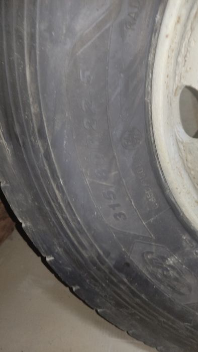 Vînd cauciucuri camion