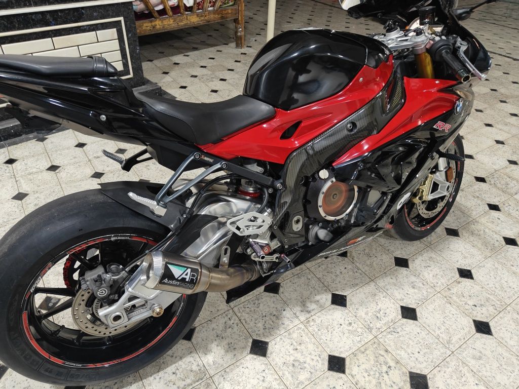 BMW S 1000RR sotiladi