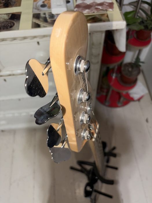 Продается Басс гитара fender squier affinity jazz bass sunburst