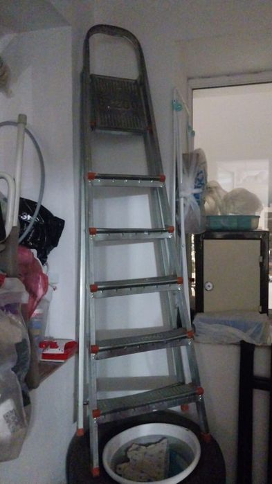 Продам стремянку.6 ступеней .состояние среднее