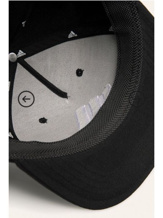 Sepci Adidas noi,cu eticheta