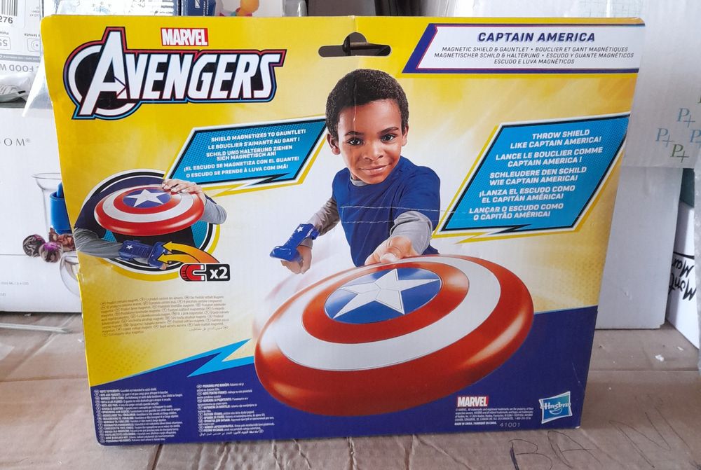 Marvel Avengers Captain America, care include un scut magnetic