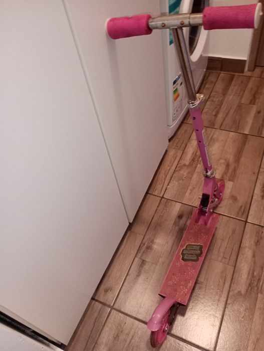 Vând trotineta de fete.