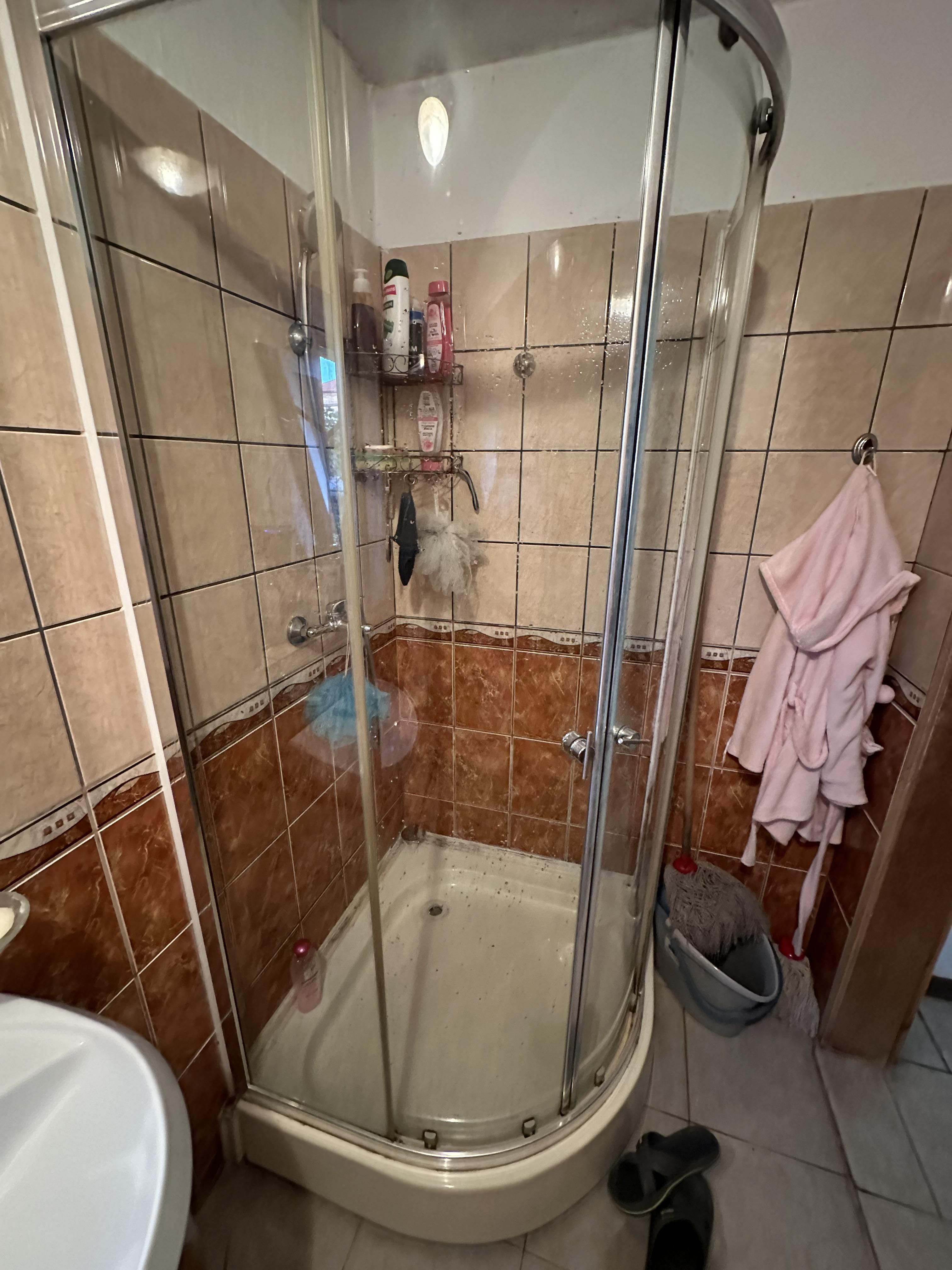 Двуетажна Къща с акт 15 в кв. Долно езерово