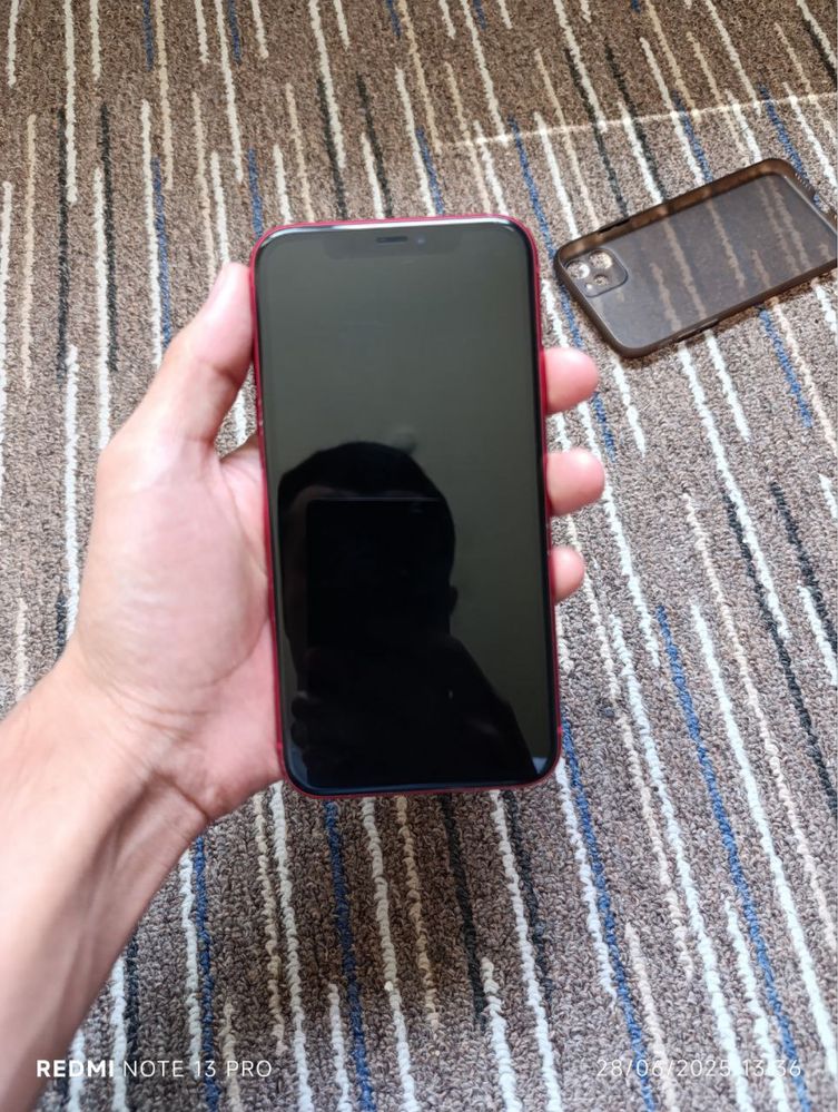 Iphone 11 sotiladi  singan qirilgan joyi yo emkost 79 xotirasi 128 gb