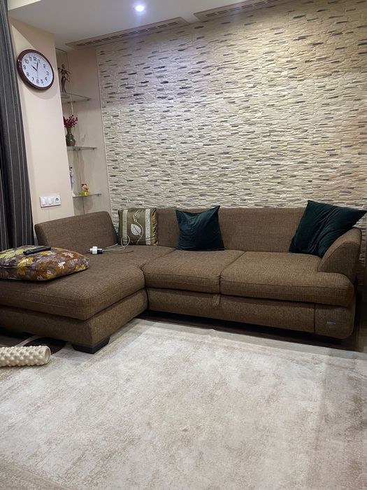 Угловой диван коричневый