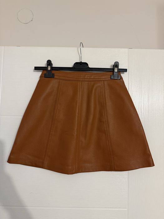 Къса кафява кожена пола Bershka