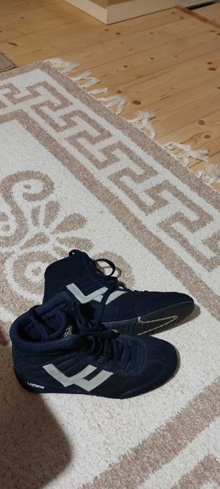 Стилни и удобни чисто нови дамски кецове