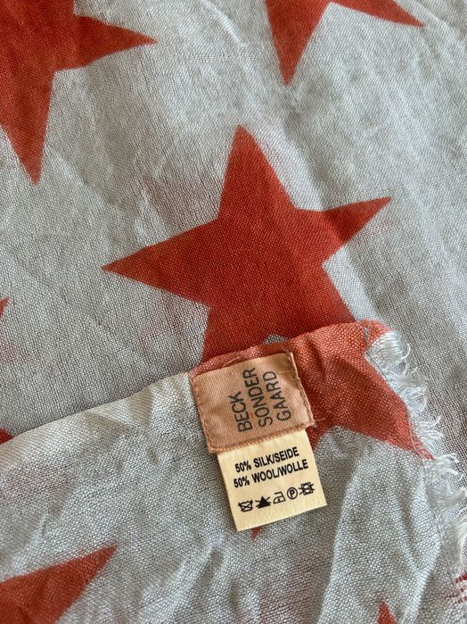 Becksondergaard разкошен мек вълнен шал на звезди