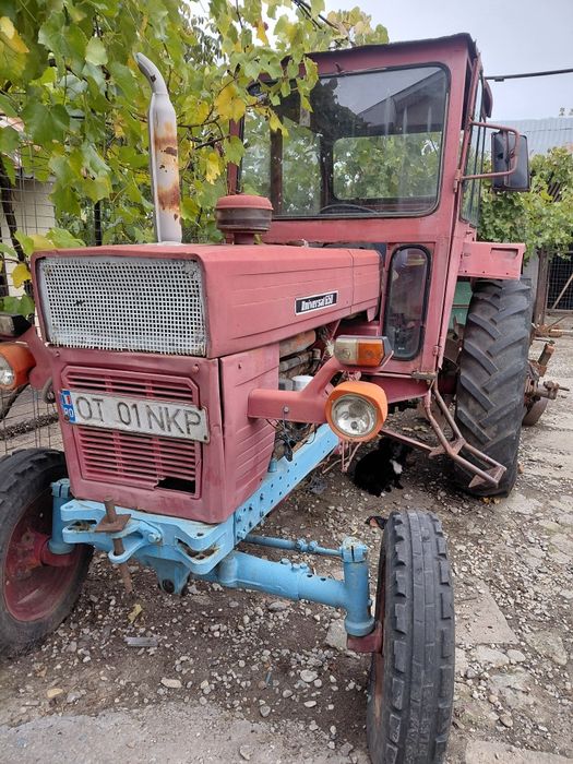 Vând tractor U 650, remorca, disc, plug, instalație de erbicidat