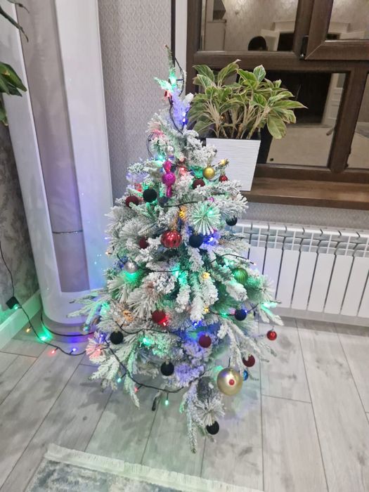 Елка 120см в отличном состояние со всеми игрушками