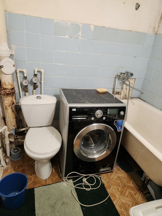 Сдам 1 ком.кв на 8мкр..Ауэзова 63/3 ..Без ремонта с мебелью