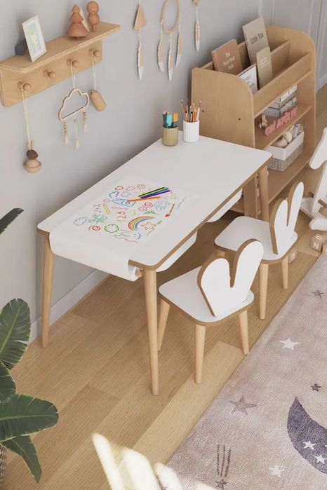 Детска масa със два стола + подарък ролка хартия за рисуване