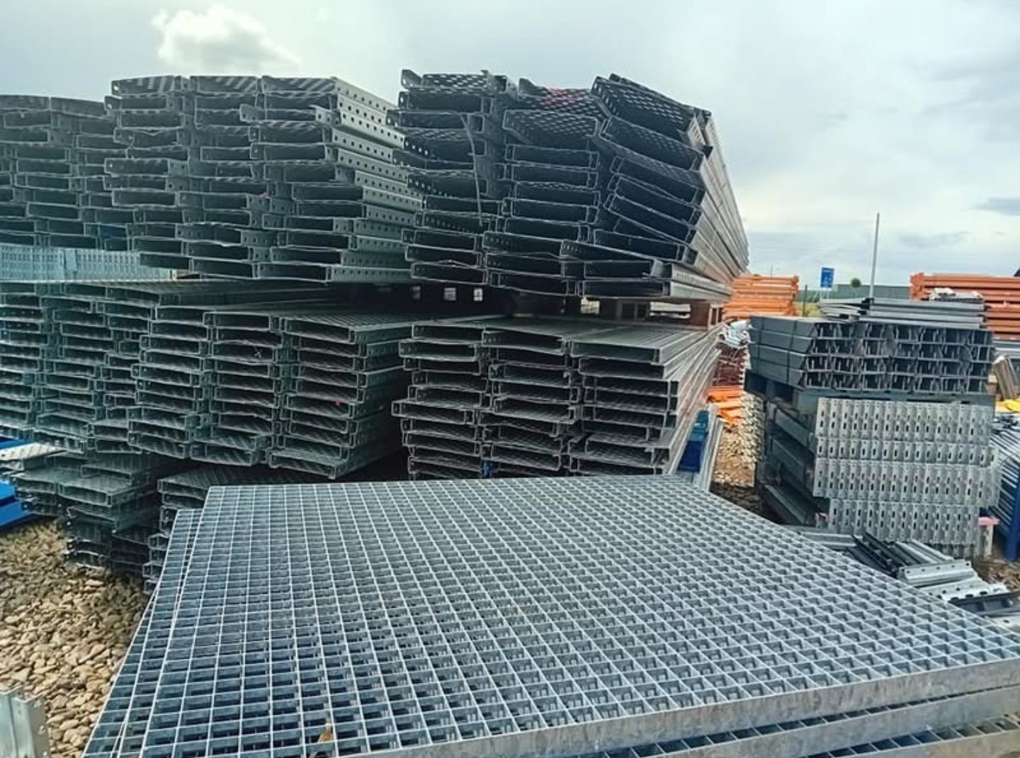 Vindem grătare zincate galvanizate la ori ce dimensiuni se debitează ș