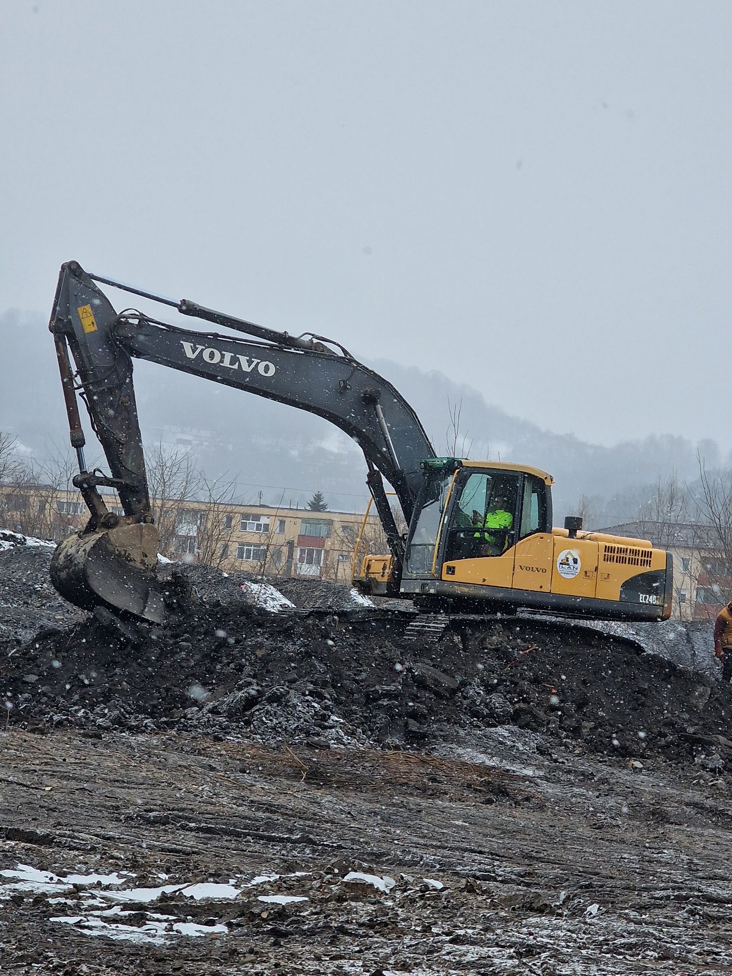 Inchiriere EXCAVATOR, efectuam lucrări  de constructii,demolari