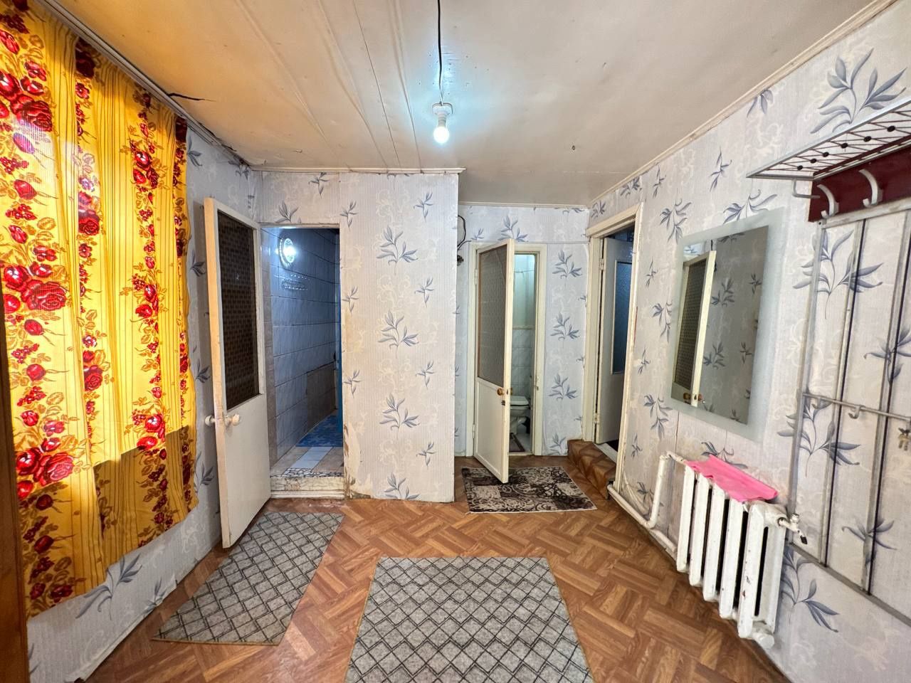 3 х. Ком. Квартира. Спутник 2. В деревянном доме. Выход в город въезд