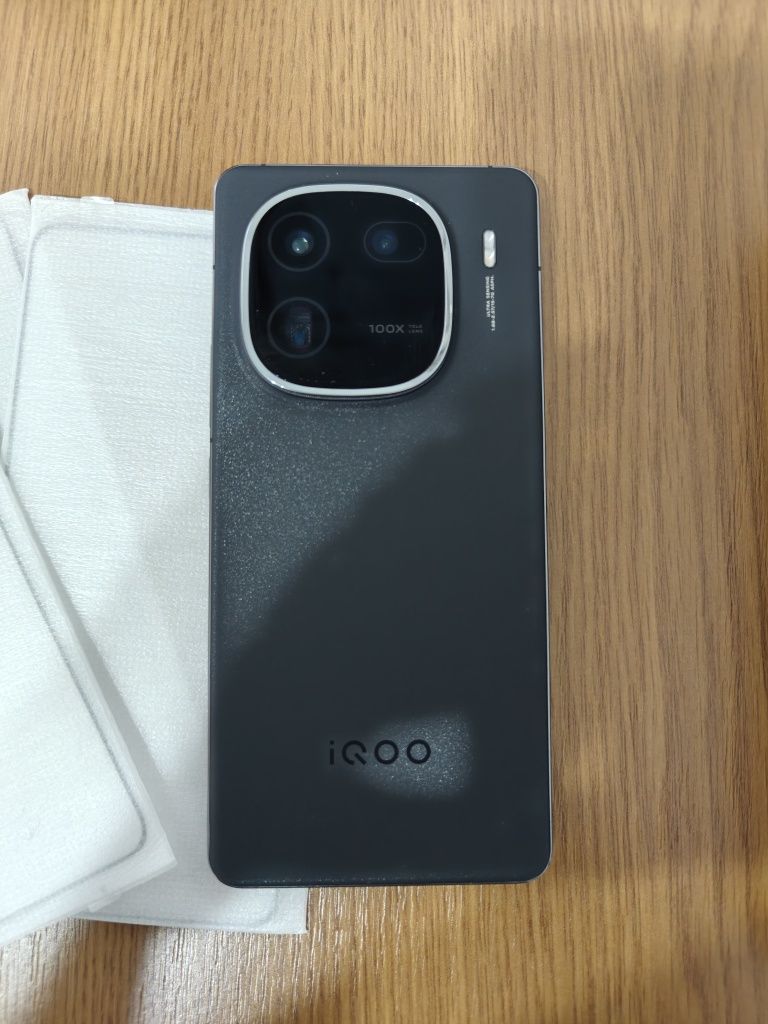 Vivo IQOO 12 - 12GB/256GB Android 15 Snapdragon 8 gen 3