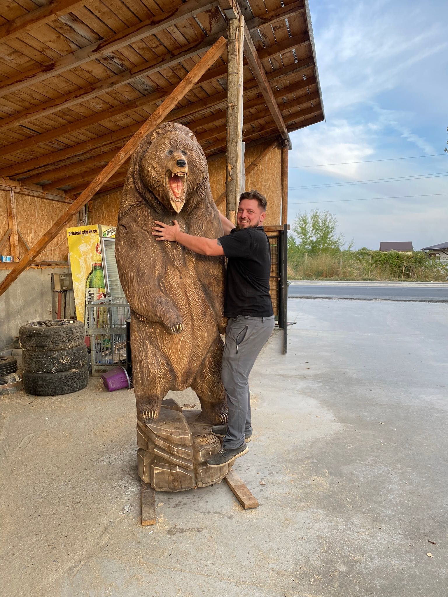 Urs sculptat din lemn masiv