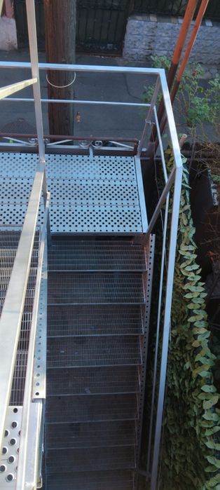 Scara zincate la comanda în toată tara