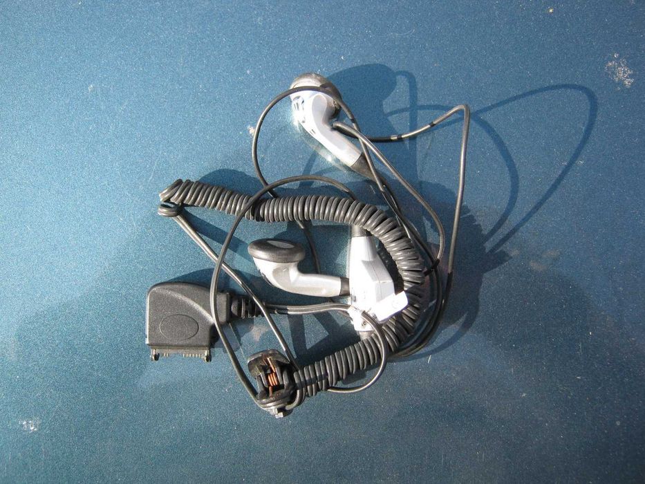 Стари мобилни телефони и слушалки