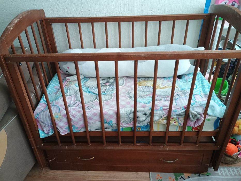 Продам детскую кроватку с маятником