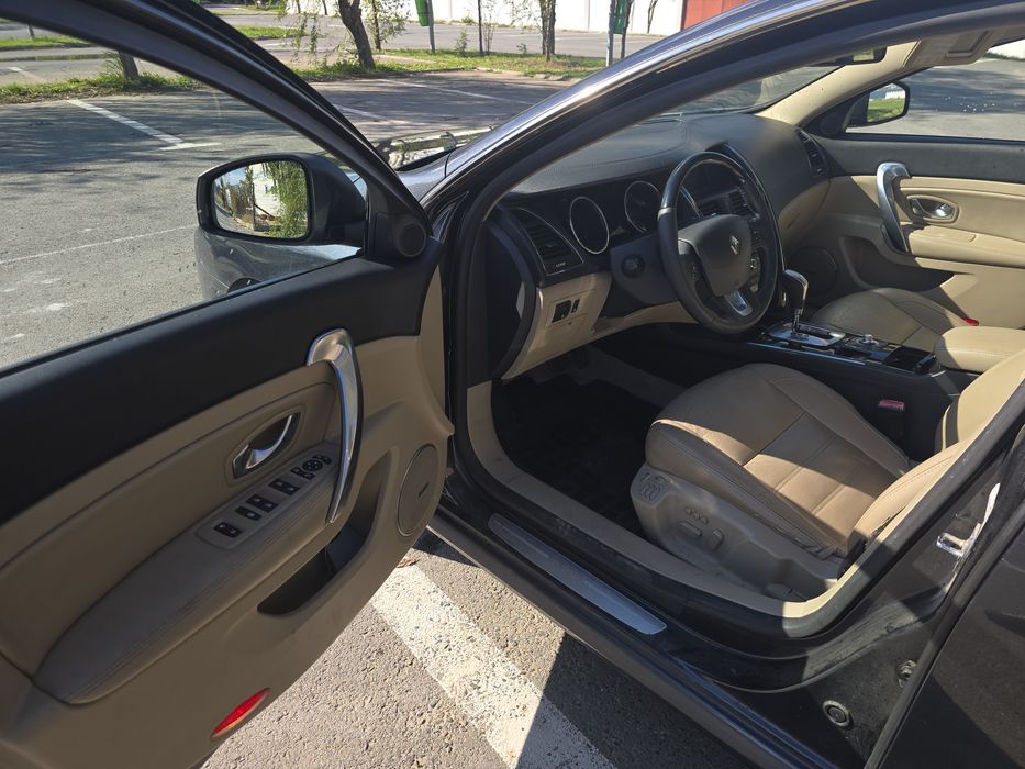 Renault Latitude 2.0 dci - Initiale paris