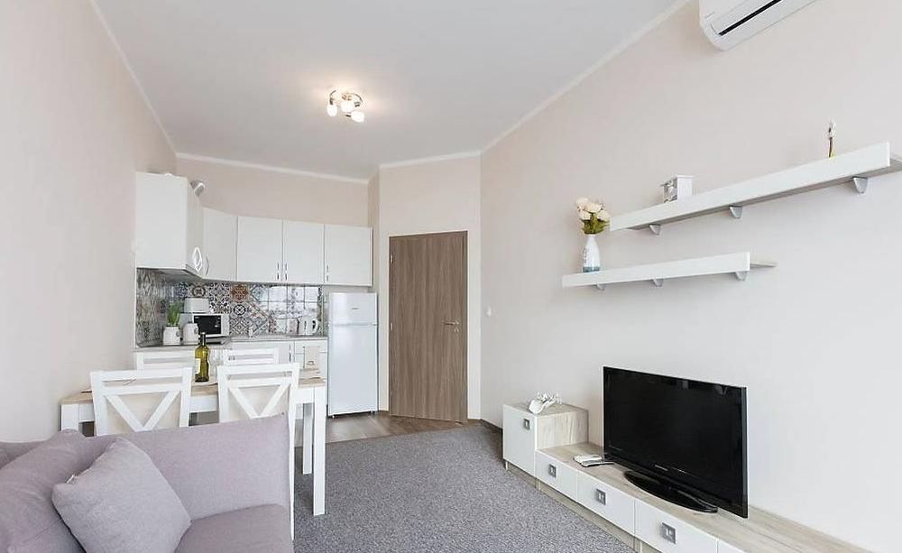 Дава се под наем Двустаен апартамент в Бургас, Зорница - 74 кв.м за 765 € - Снимка #1