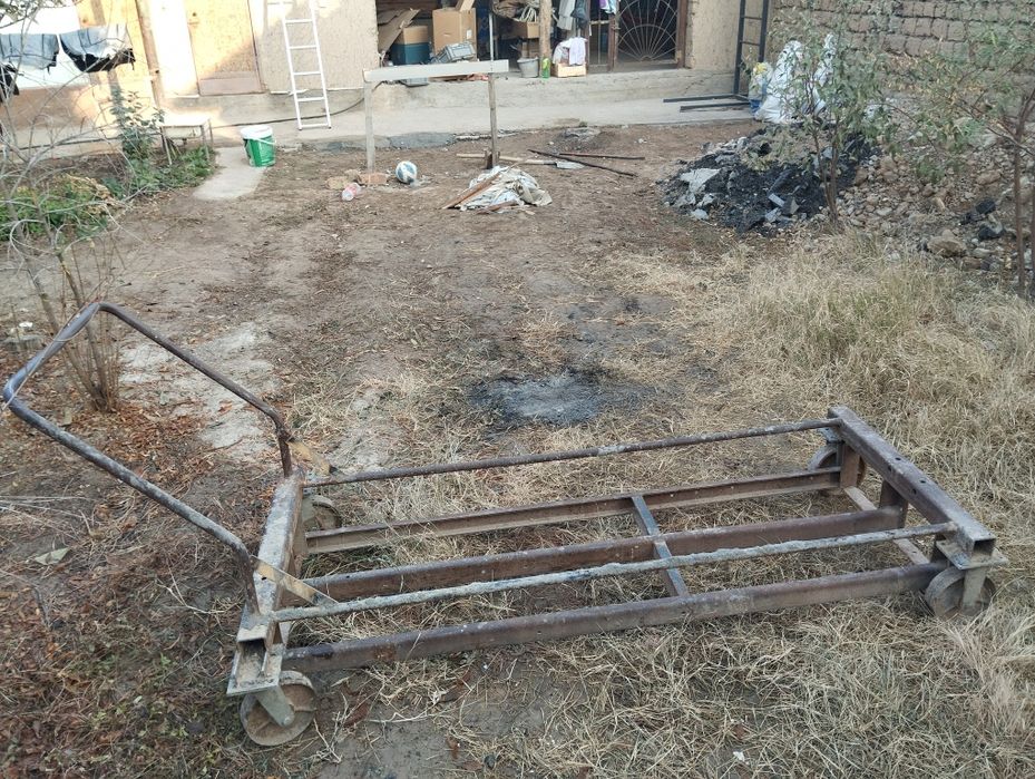 Продается тележка очень удобная 3шт бочки с кормом для скатов помещает