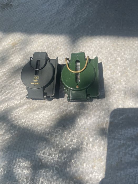 Doua busole metalice