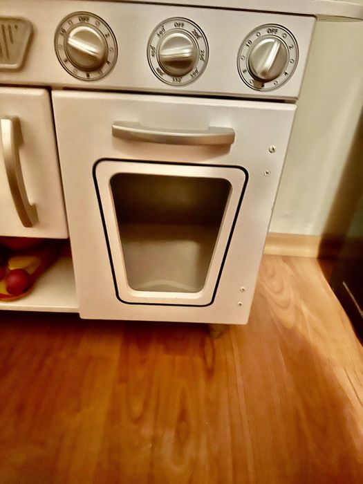 Детска кухня от дърво най-висок клас  с много екстра посуда.