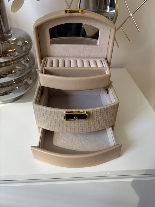 Кутия за бижута на три нива