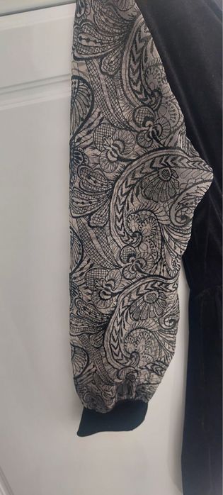 Rochie din catifea cu maneci din dantela