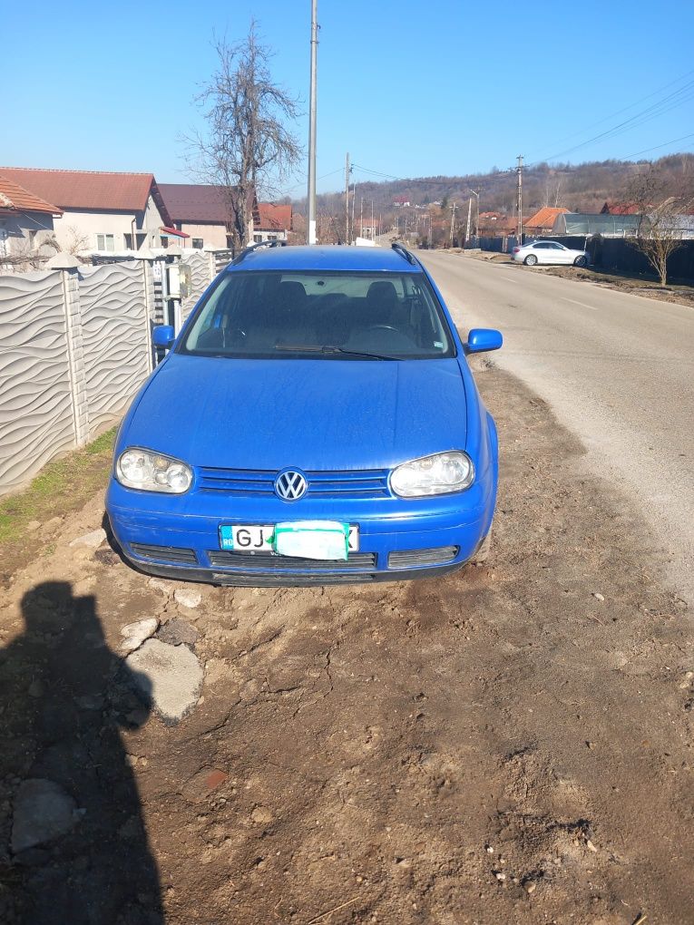 Vând Golf 4,anul 2000!!!
