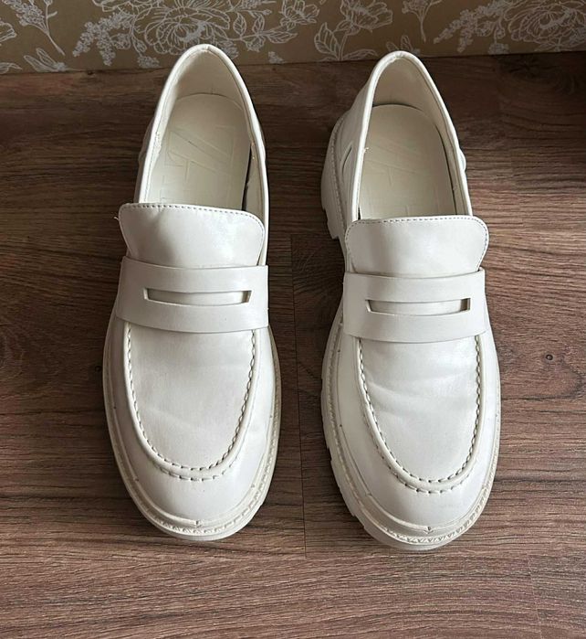 Бели Лоуфъри Zara