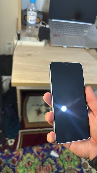 Samsung S22 5G 
Holat 10/9
Snapdragon 8Gen 1
8/256GB 
3700mah 
Korea