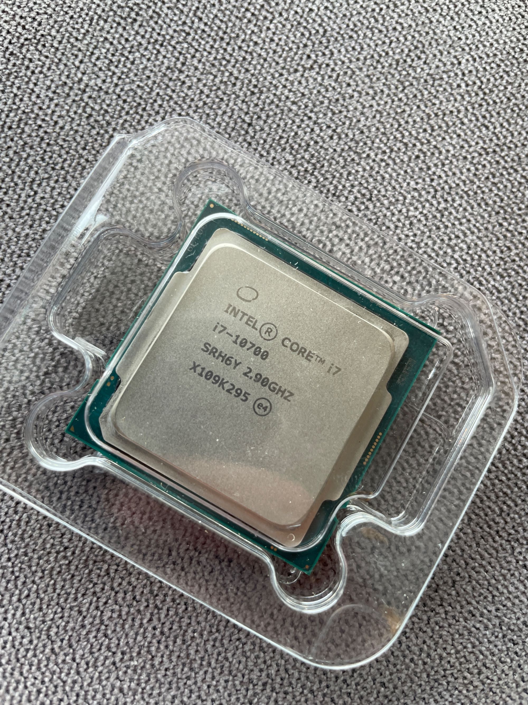 Процесор Intel Core i7-10700 с нов охладител