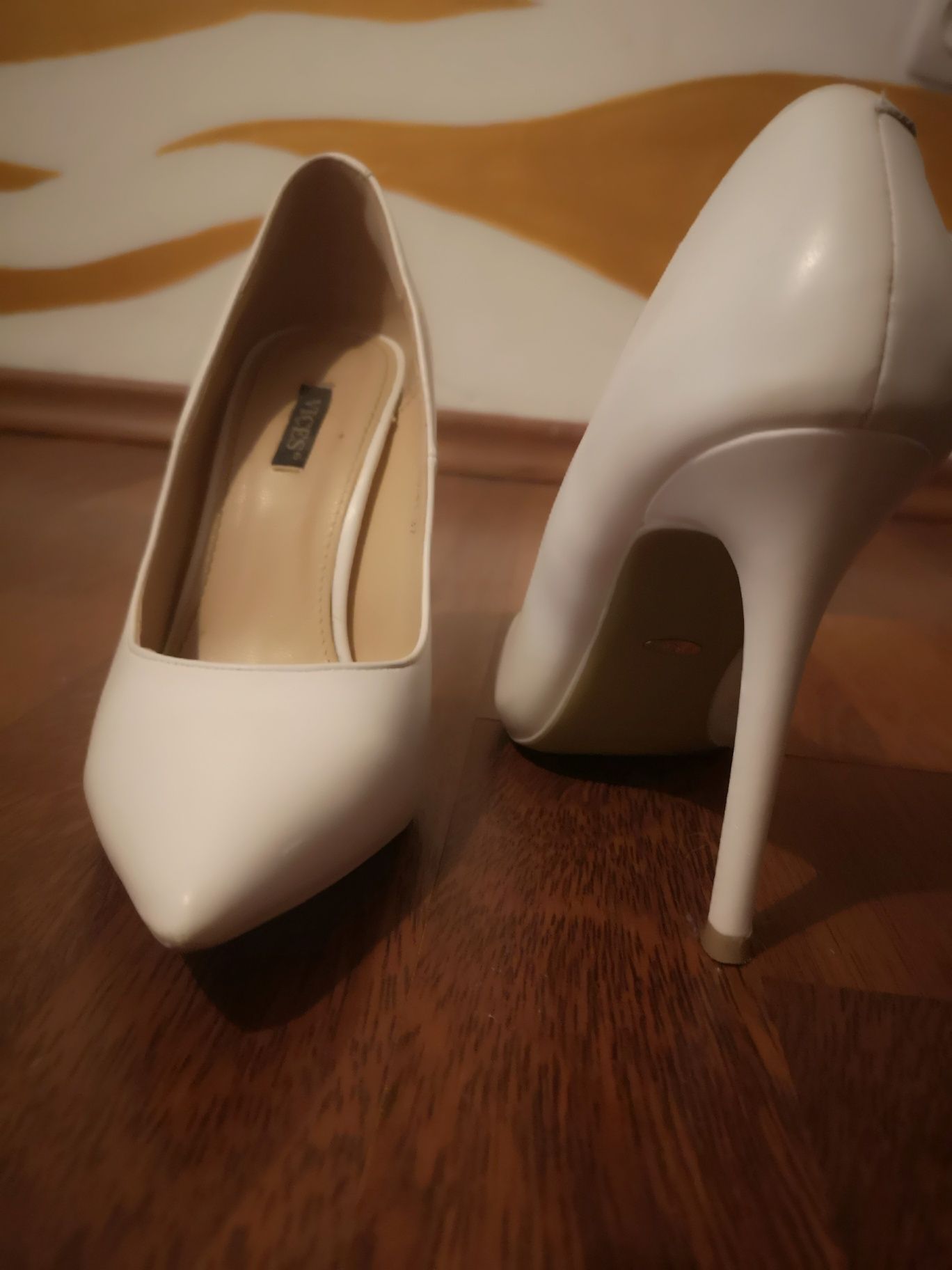 Pantofi stiletto albi 37