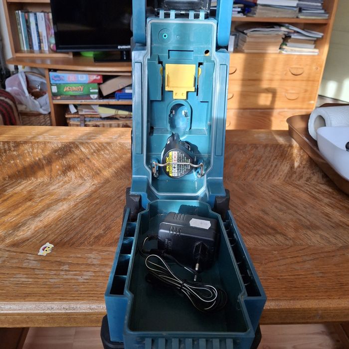 Radio Makita cu adaptor la 220v