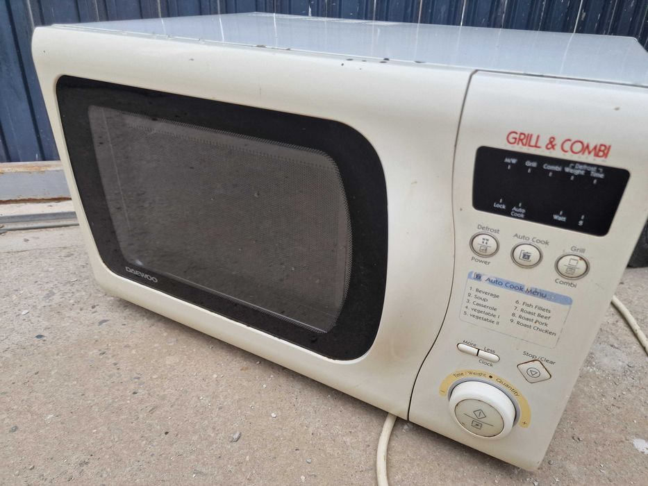 Cuptor cu microunde DAEWOO marime mare foarte curat si bun functional