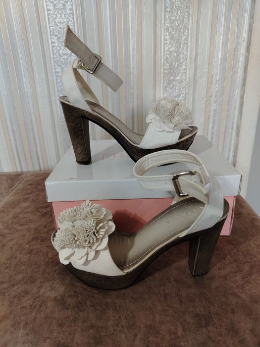 Романтични кожени сандали с цвете и висока платформа
Очарователни бели