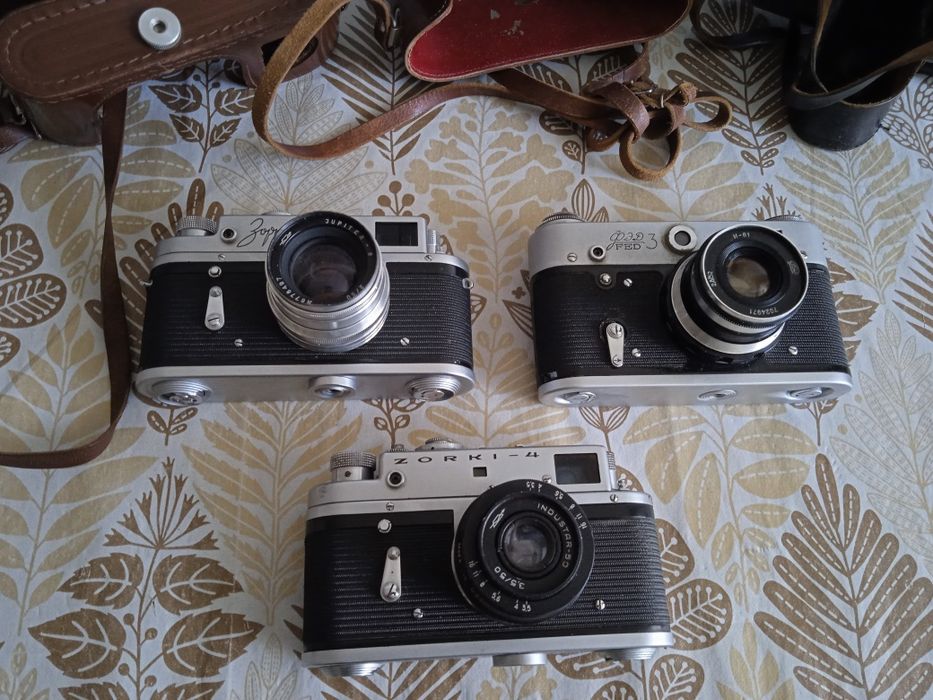 Три фотоаппарата.