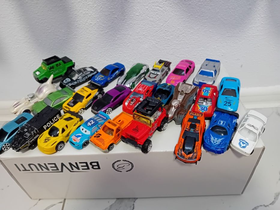 Lot masinute de jucarie din .plastic. Pret 100 lei fix