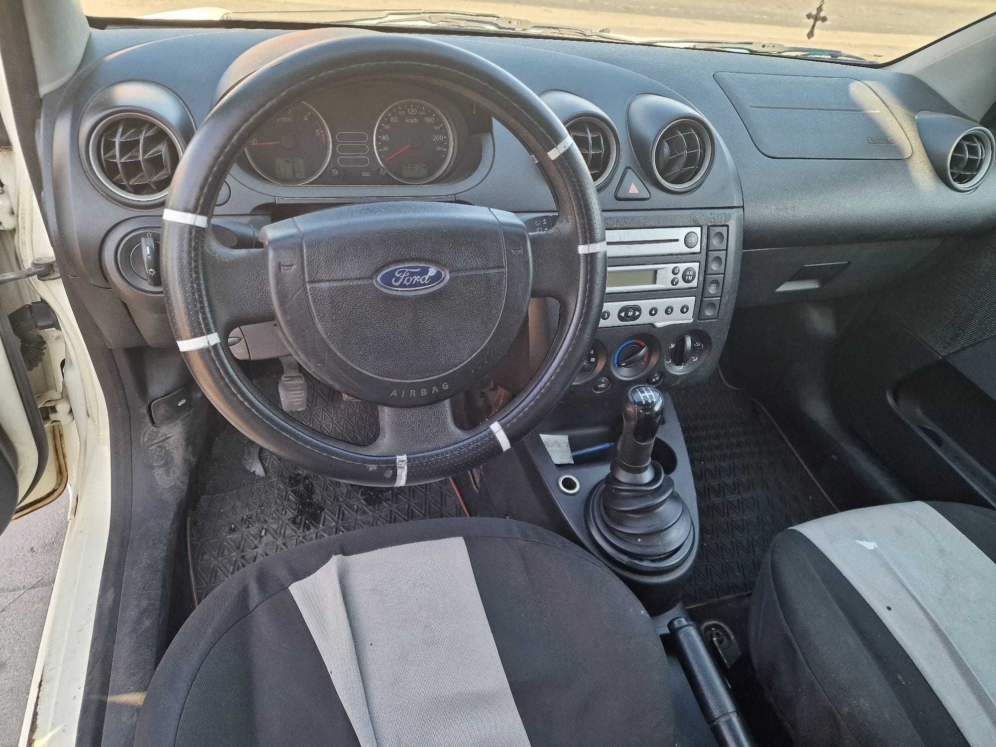 Ford Fiesta - berlina cu hayon