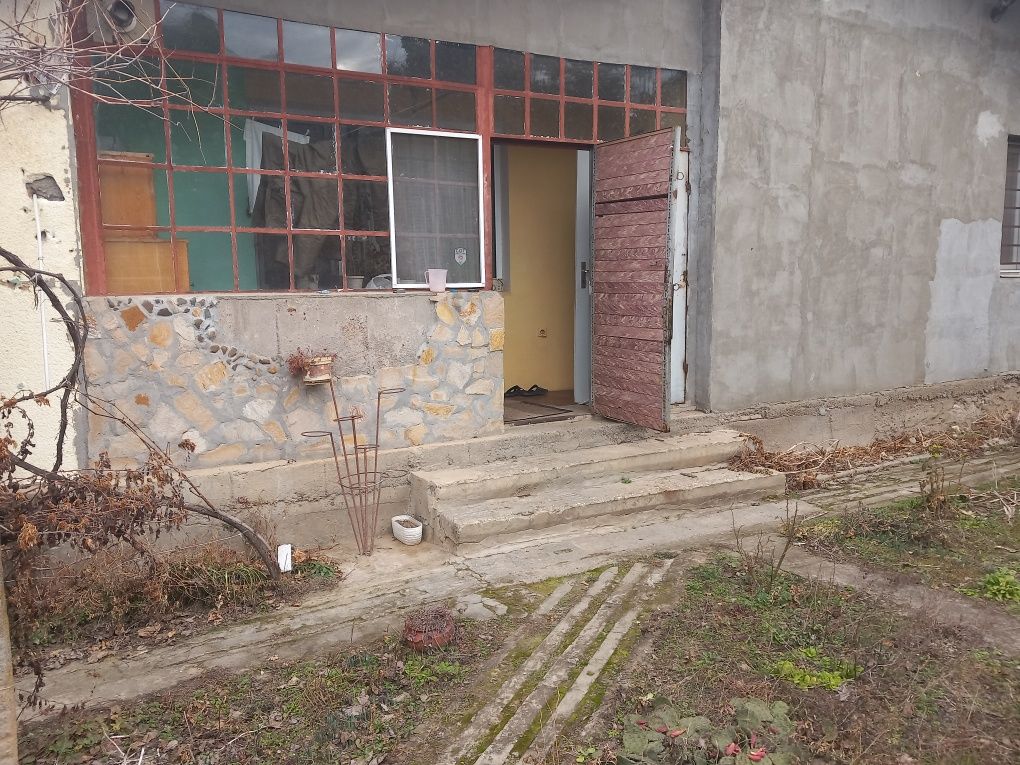 Продавам къща с голям двор