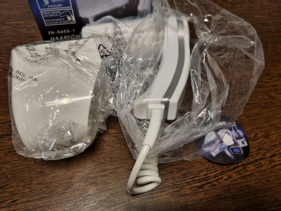 Uscător de păr cu suport de perete pentru baie