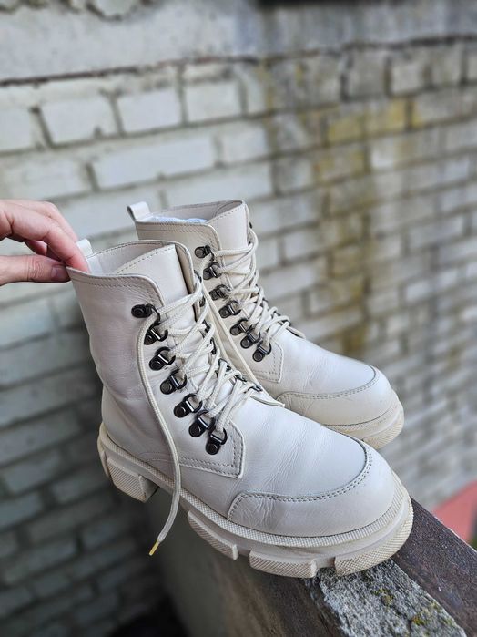 Продавам кожени обувки в добро състояние