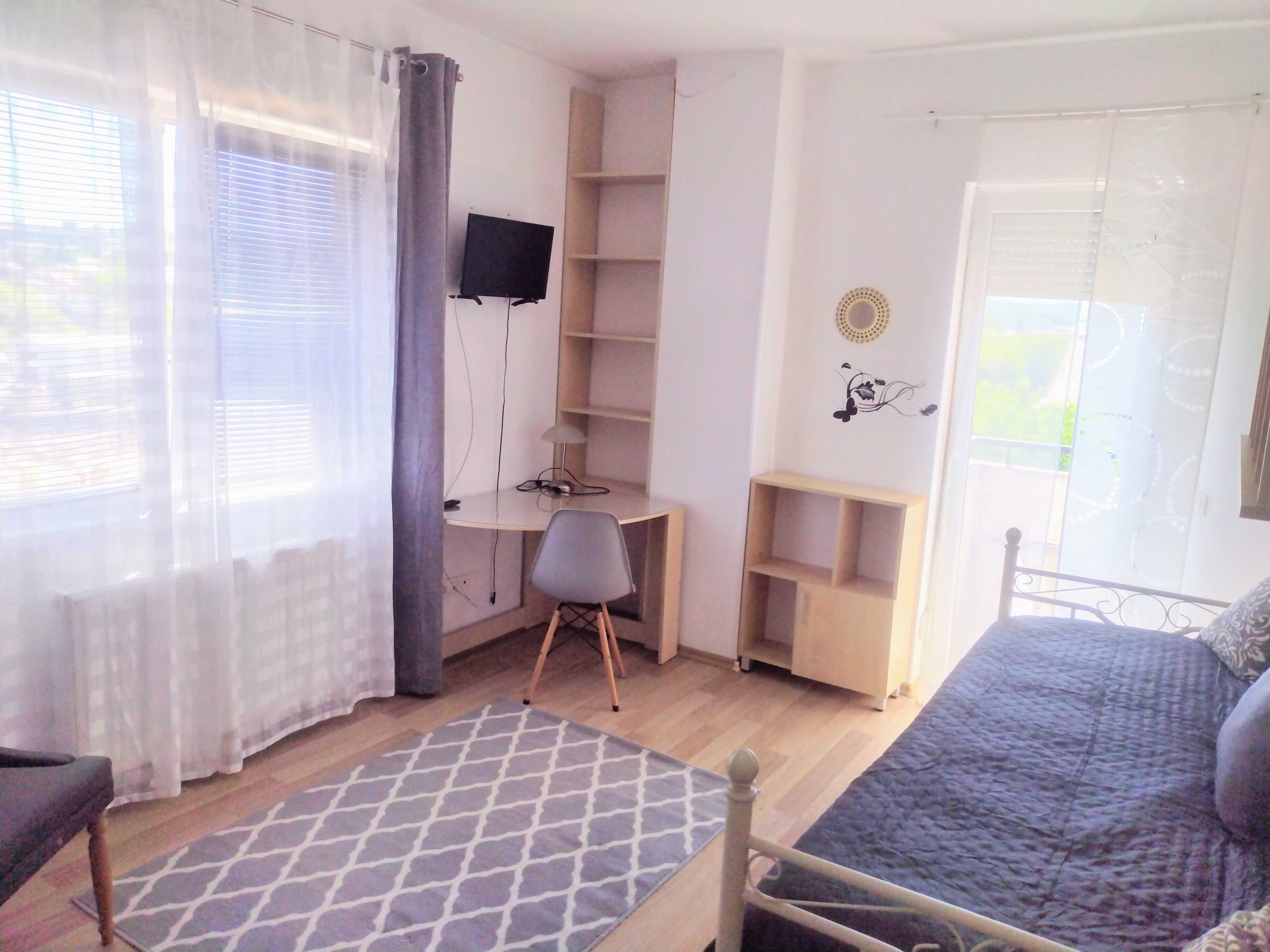 PF Inchiriez ap. 2 cam. decomandat, semicentral 500 euro plus garanție