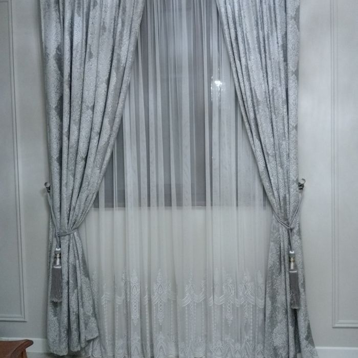 Шторы, с тюлью. На 2 окна.