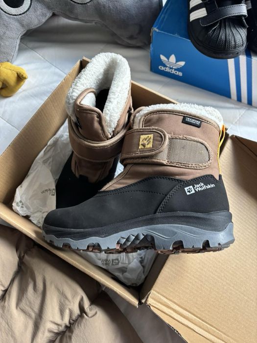 Яке Zara и боти Jack Wolfskin 33 номер